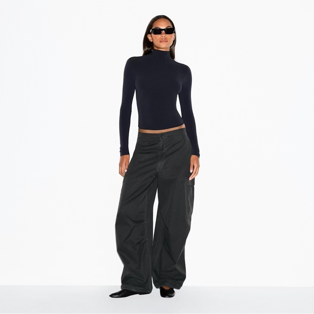 SKIMS Outdoor Woven Oversized Cargo Pants Onyx Black Size M Medium New NWT - Picture 1 of 14